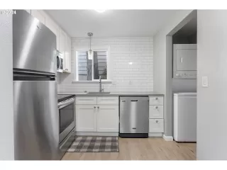 Photo #6: 24579428 Listing