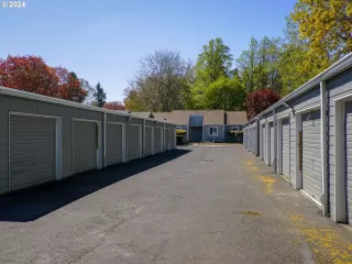 Photo #5: 24582149 Listing