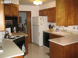 Photo #6: 24583906 Listing