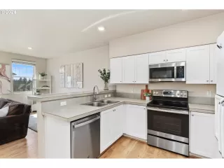 Photo #4: 24588436 Listing