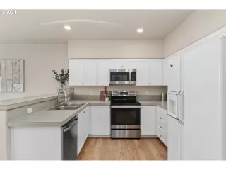 Photo #5: 24588436 Listing