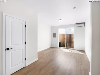 Photo #5: 24588976 Listing