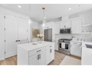 Photo #3: 24589619 Listing