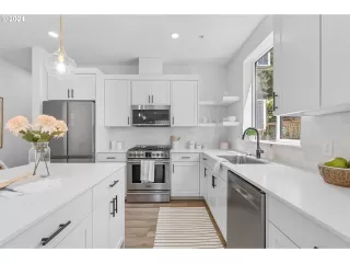 Photo #4: 24589619 Listing