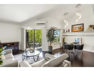 Photo #5: 24589983 Listing 