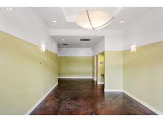 Photo #2: 245941389 Listing