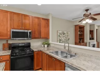 Photo #3: 24595906 Listing