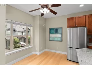 Photo #4: 24595906 Listing