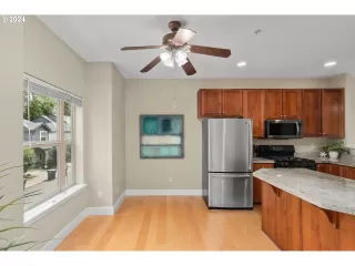 Photo #5: 24595906 Listing