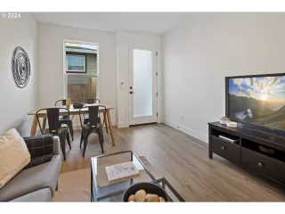 Photo #3: 24598658 Listing 