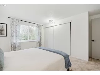 Photo #5: 24598842 Listing