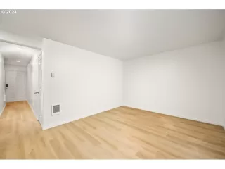 Photo #6: 24602539 Listing