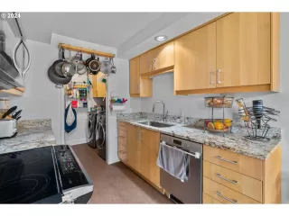 Photo #6: 24603555 Listing