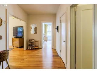 Photo #4: 24605893 Listing 