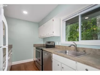 Photo #4: 24608799 Listing