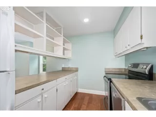 Photo #5: 24608799 Listing