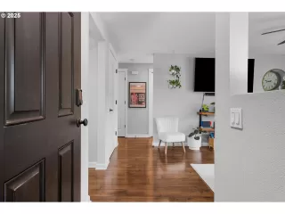 Photo #4: 24612608 Listing