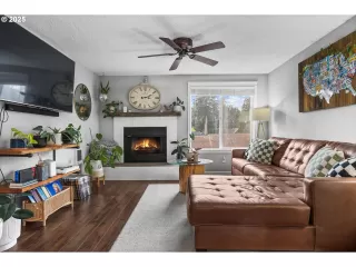 Photo #6: 24612608 Listing