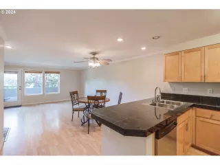 Photo #4: 24613953 Listing