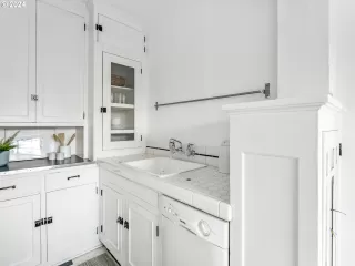 Photo #4: 24614389 Listing