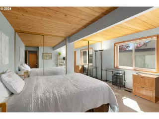 Photo #5: 24616517 Listing