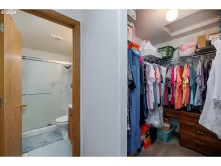 Photo #5: 24621443 Listing