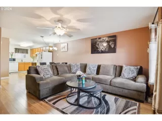 Photo #6: 24625455 Listing