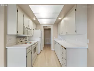 Photo #3: 24626080 Listing