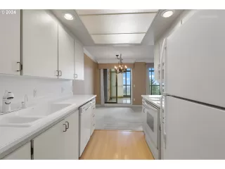 Photo #4: 24626080 Listing