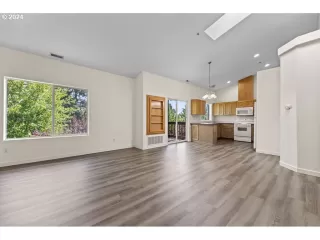 Photo #5: 24629469 Listing