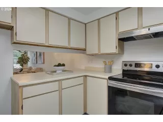 Photo #6: 24630621 Listing