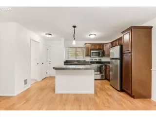 Photo #3: 24632593 Listing