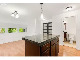 Photo #5: 24632593 Listing