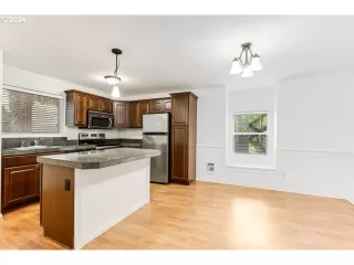 Photo #6: 24632593 Listing