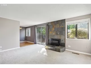 Photo #4: 24633556 Listing