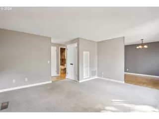 Photo #5: 24633556 Listing