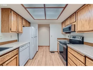 Photo #5: 24633935 Listing