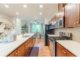 Photo #5: 24634860 Listing