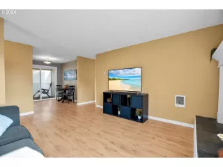 Photo #4: 24635211 Listing