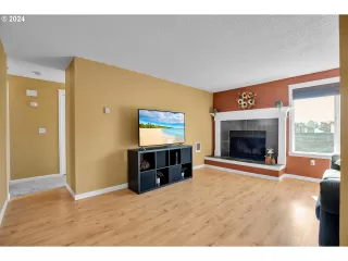 Photo #5: 24635211 Listing