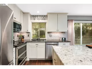 Photo #5: 24636113 Listing