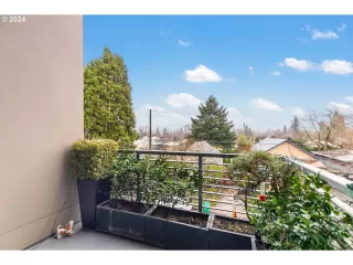 Photo #2: 24637244 Listing