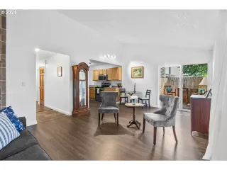 Photo #5: 24637419 Listing