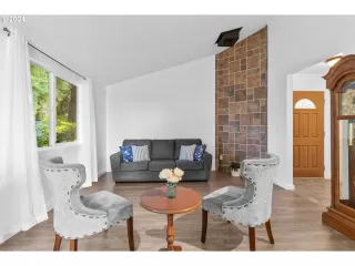 Photo #6: 24637419 Listing