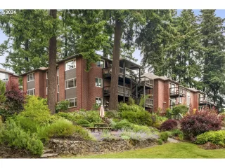 Photo #5: 24637657 Listing