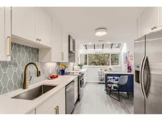 Photo #4: 24638937 Listing