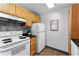 Photo #6: 24640423 Listing