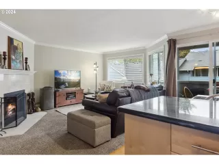 Photo #4: 24641796 Listing