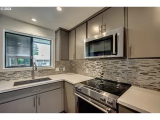 Photo #6: 24644636 Listing 