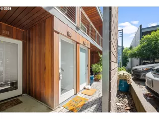 Photo #2: 24645949 Listing